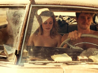 Девушка дрочит двум парням в машине