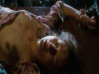 Группа солдат насилуют девушку