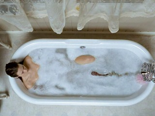 Инопланетная личинка пытается проникнуть в девушку