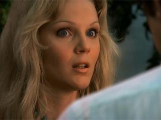 Извращенцы засунули пальцы девушке в промежность