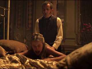 Мать позволила изнасиловать свою девственную дочку