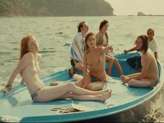 Молодые хиппи 60-ых нудисты и беспорядочная любовь