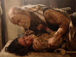 Мутант насилует и кончает в девушку