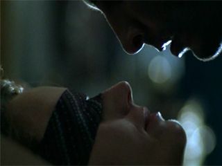 Муж завязал жене глаза и дал трахнуть другу