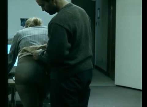 Подошел сзади и трахнул сигаретой