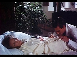 Пока женщина спит парень решил полизать ее письку