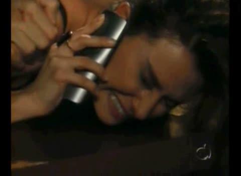 Разговаривает с мужем в то время как ее насилуют