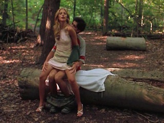 Сара Мишель Геллар трахается с подростком в лесу
