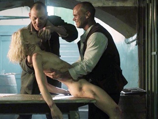 Уголовники по очереди насилуют заложницу