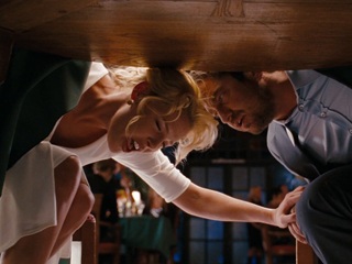 Женщина кончила от вибратора во время ужина в ресторане