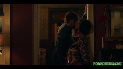 Девушка наблюдает за сексом подруги и мастурбирует