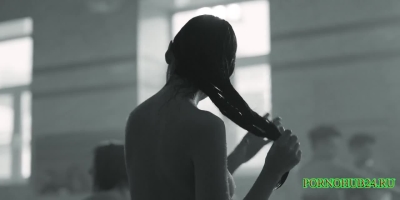 Мальчик рассматривает голых женщин в общественной бане