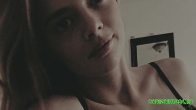 Девушка мастурбирует смотря на девушку