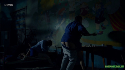 Парни завели девушек в заброшенное здание и изнасиловали