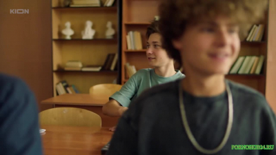 Учительница в школе показала сиськи ученикам