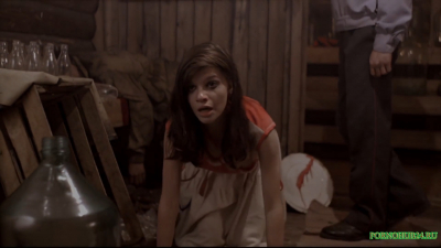 Повинуясь страху девушка стала раком и подняла юбку