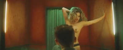 Сын обнаруживает, что его мама стриптизерша